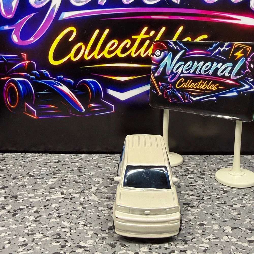 Matchbox 2004 Scion xB Batman DC Comics White Diecast Car Blue Wheels MB665